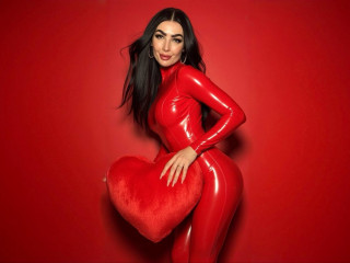 MilanaMills - Wer weiß, wie man die Aufmerksamkeit des Mädchens verdient, er bekommt das Leckerste von ihr!